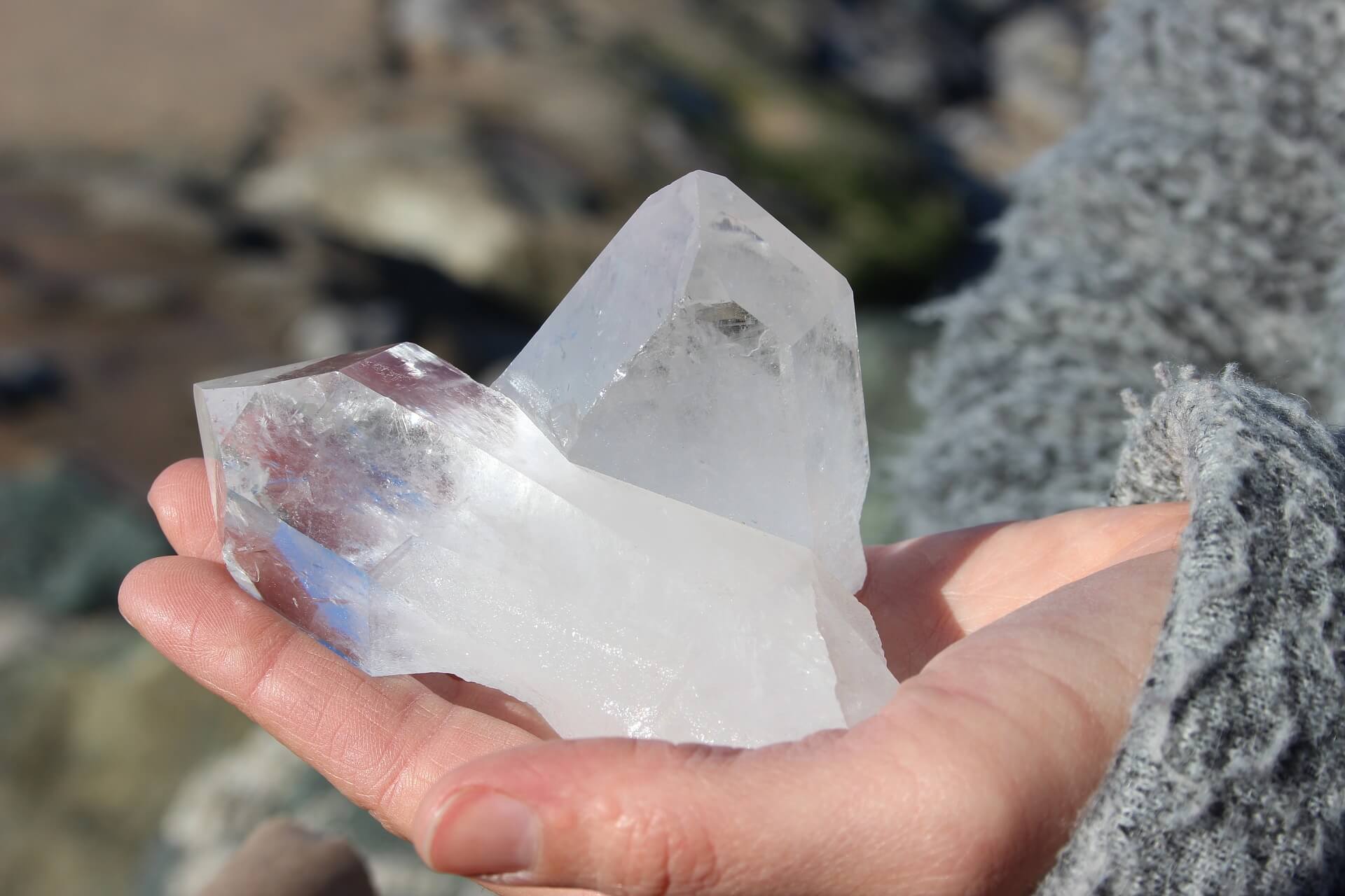 Al momento stai visualizzando Cristallo di rocca: la pietra che amplifica l’energia